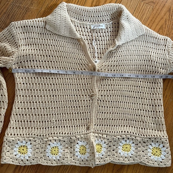 Storia Beige Crochet Cardigan with Floral Trim NWT - Picture 7 of 8